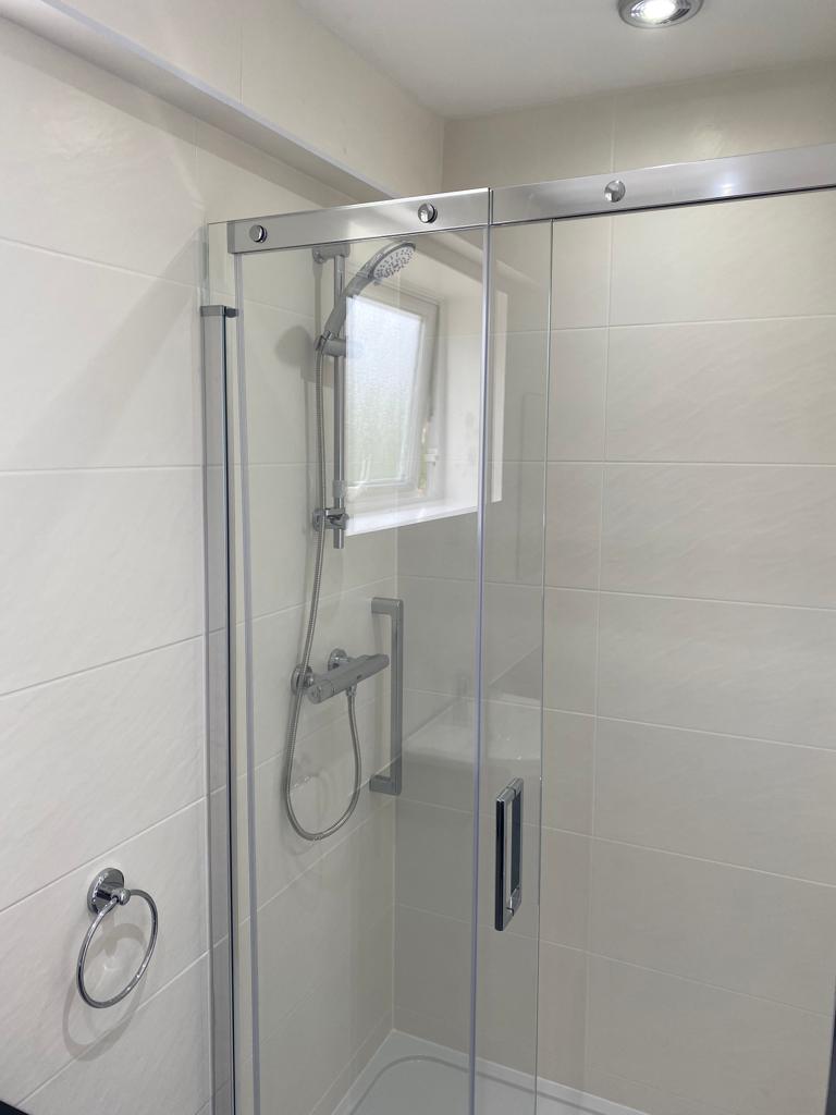 Lakes screen and shower