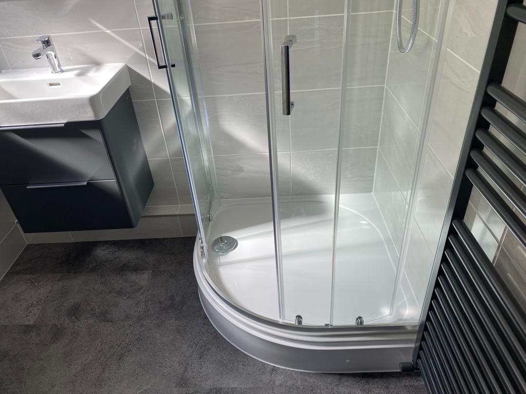 Lakes 900mm Quadrant Screen